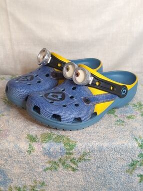 Crocs Minions Clog Mule Shoes Boys size 5